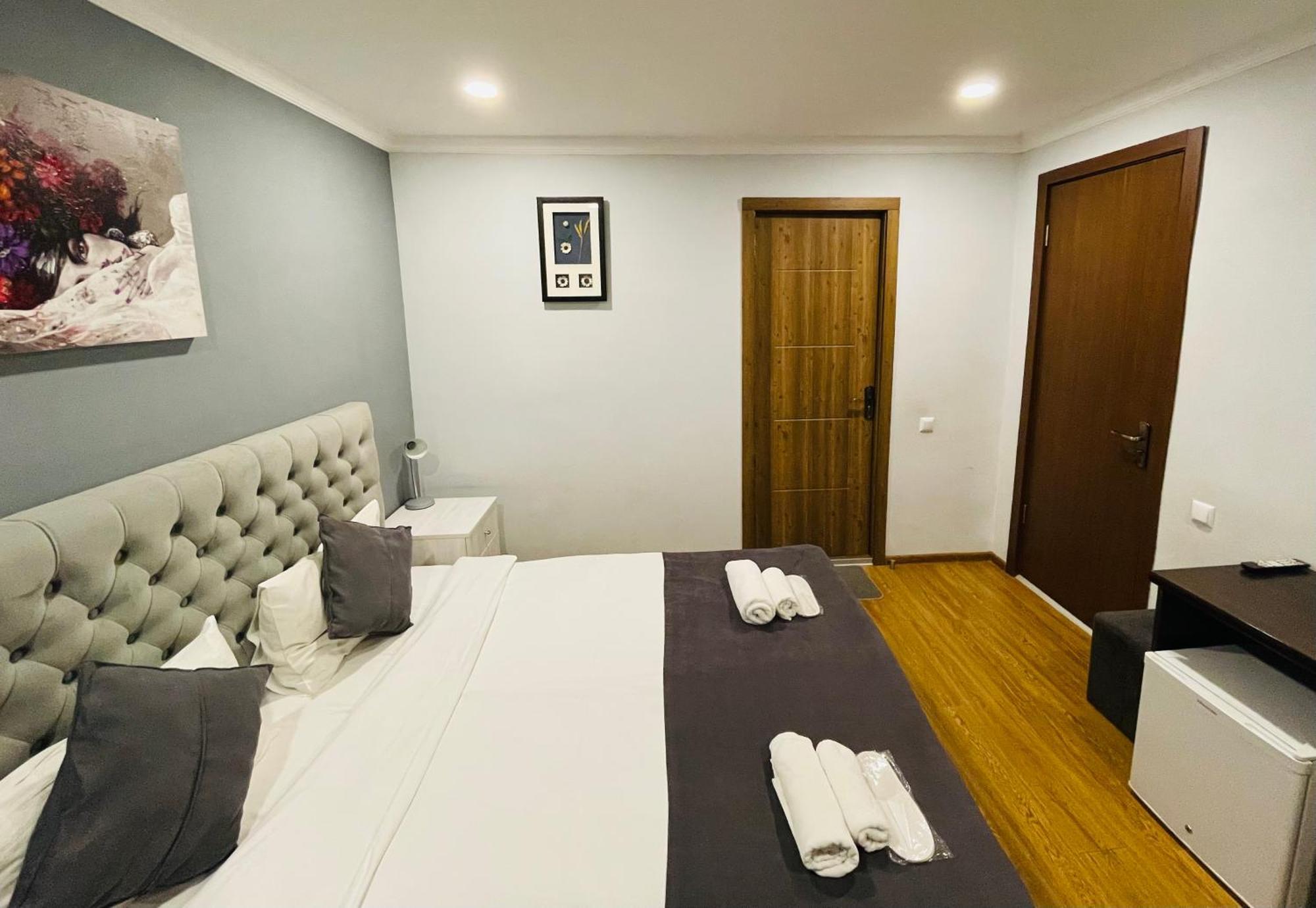 Book Hotel Tiflis Exterior foto